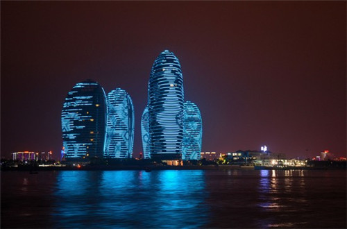 在秀山县加盟程姐回转捞吧开店困难吗，秀山县开旋转小火锅加盟后期回报大吗